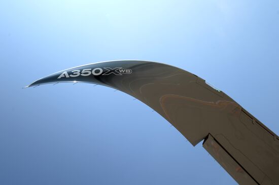 Новый пассажирский авиалайнер Airbus A350 XWB прибыл в московский аэропорт Шереметьево