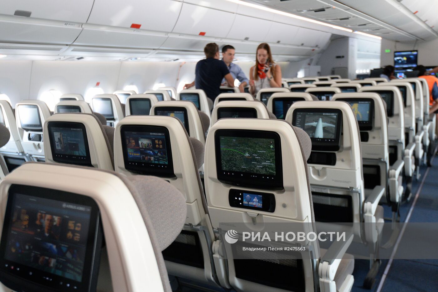 Новый пассажирский авиалайнер Airbus A350 XWB прибыл в московский аэропорт Шереметьево