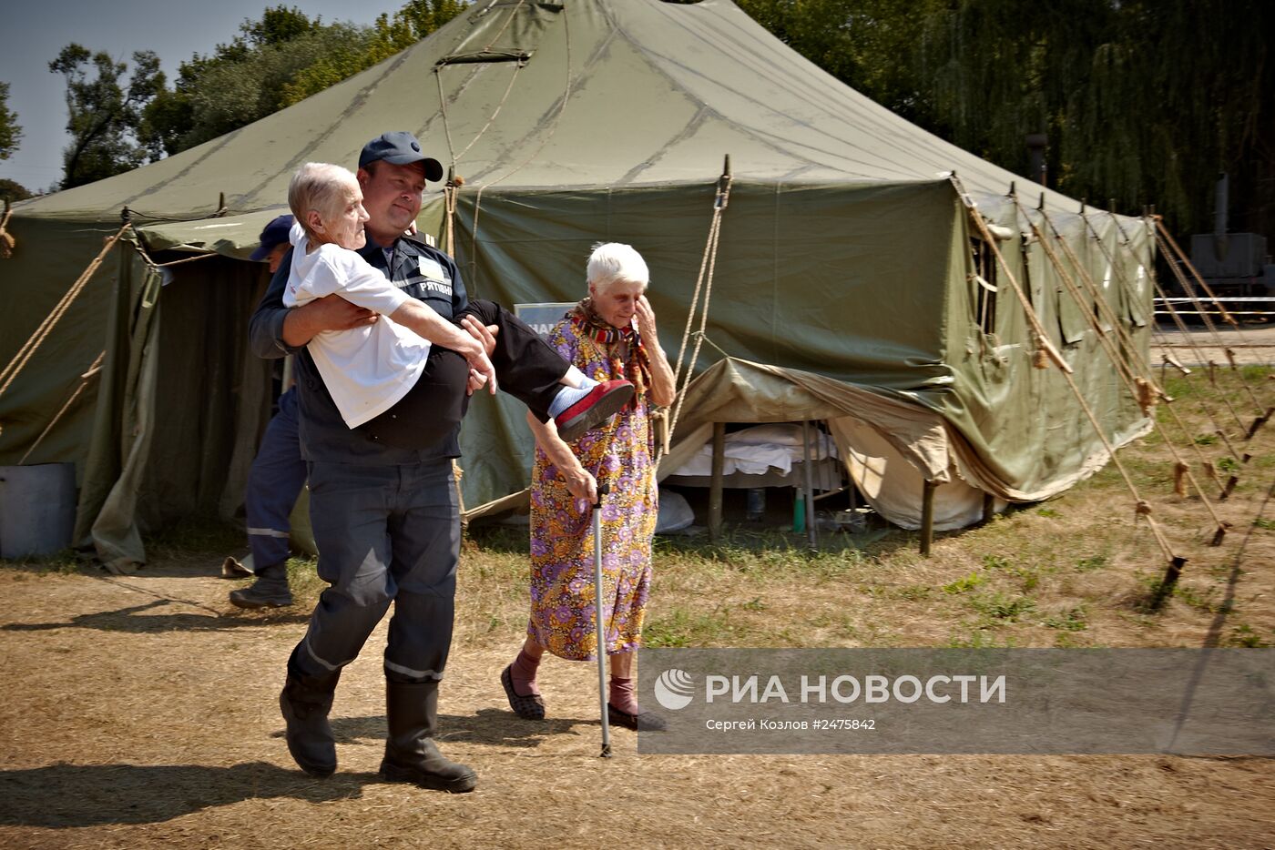 Лагерь для беженцев из зоны силовой операции на юго-востоке Украины в Луганской области