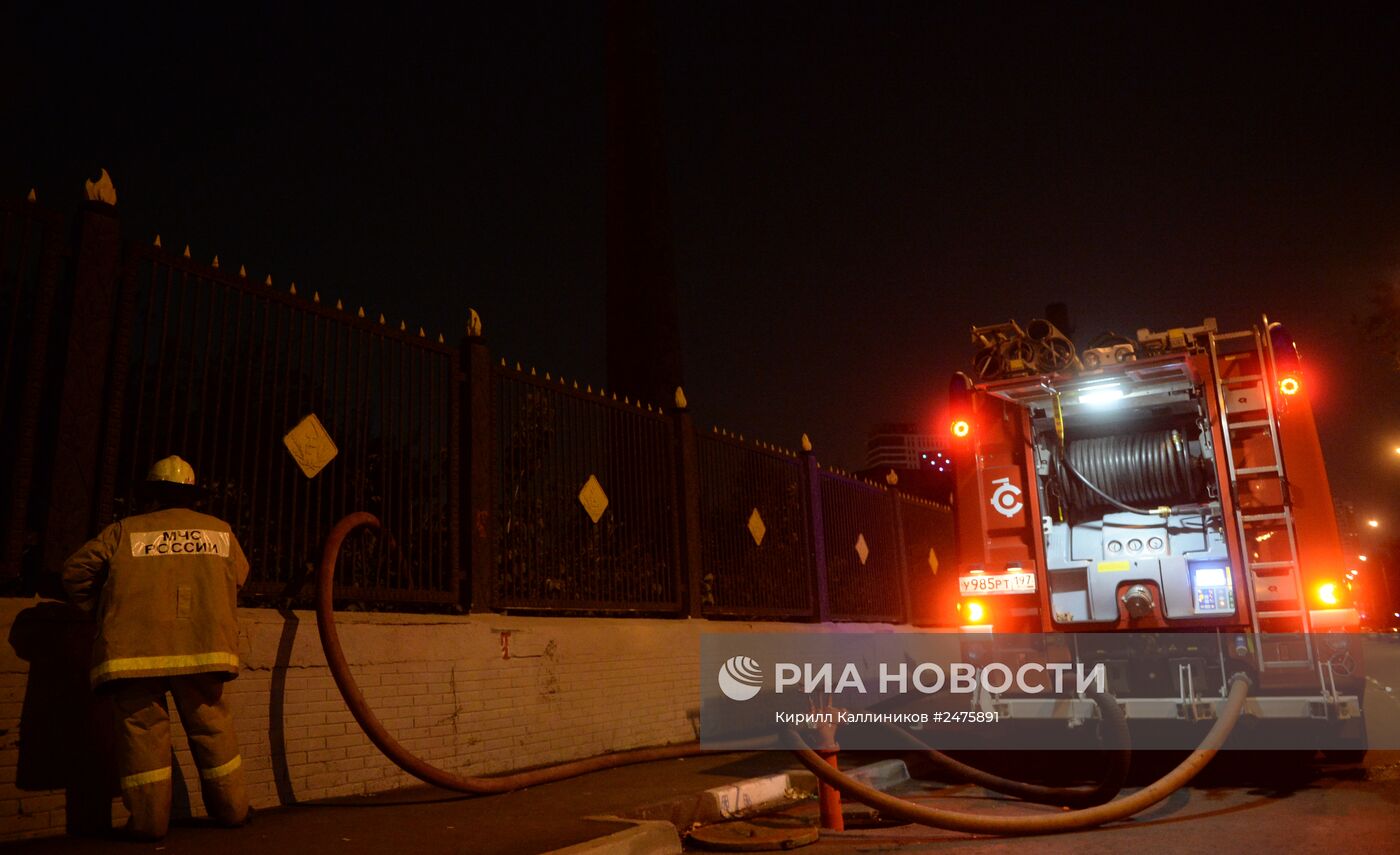 На московском заводе "Серп и Молот" произошел пожар.