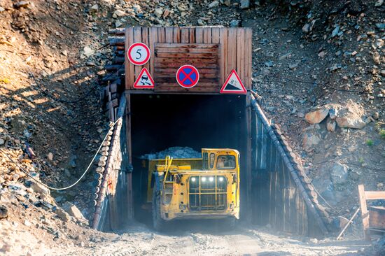 Добыча золота на руднике "Ирокинда" в Бурятии
