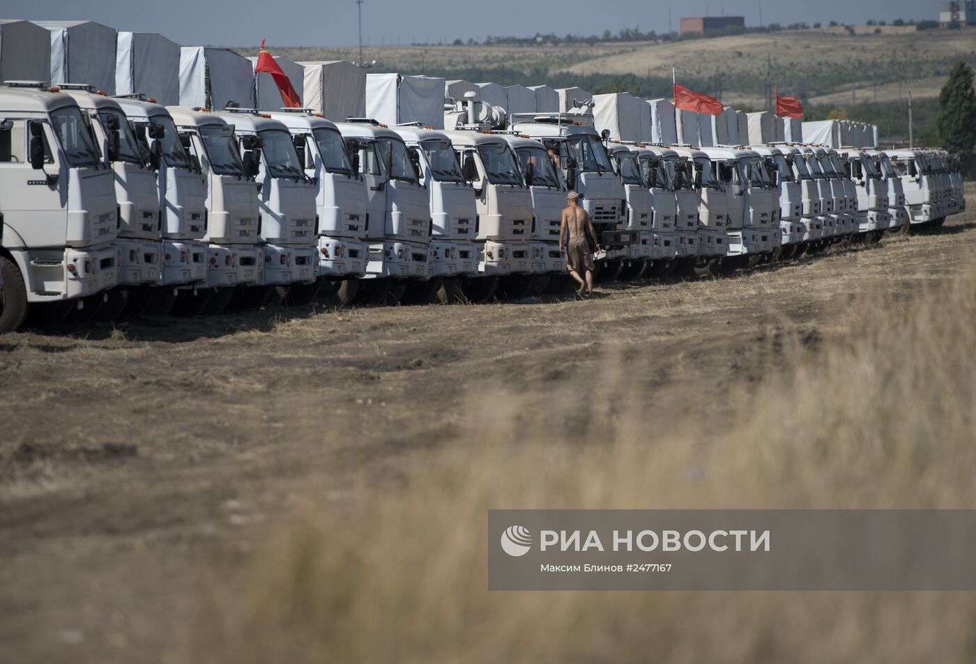 Колонна автомобилей с гуманитарной помощью в Ростовской области