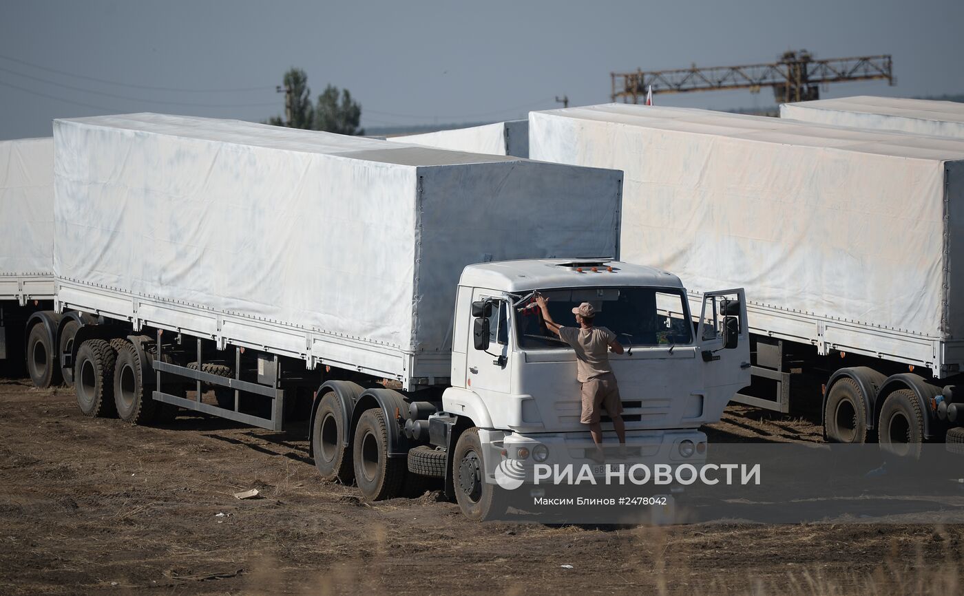 Первые КамАЗы с гуманитарной помощью из РФ прибыли к КПП на границе с Украиной