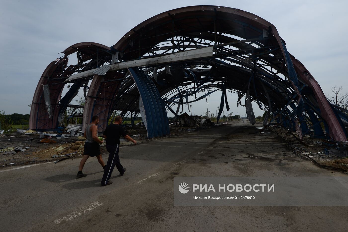 Кпп должанский. КПП Должанский 2014. Аэропорт Луганск до войны. Луганск до и после войны. Луганск 2014 до и после войны.