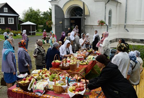 Празднование Яблочного Спаса в селе Бронница Новгородской области