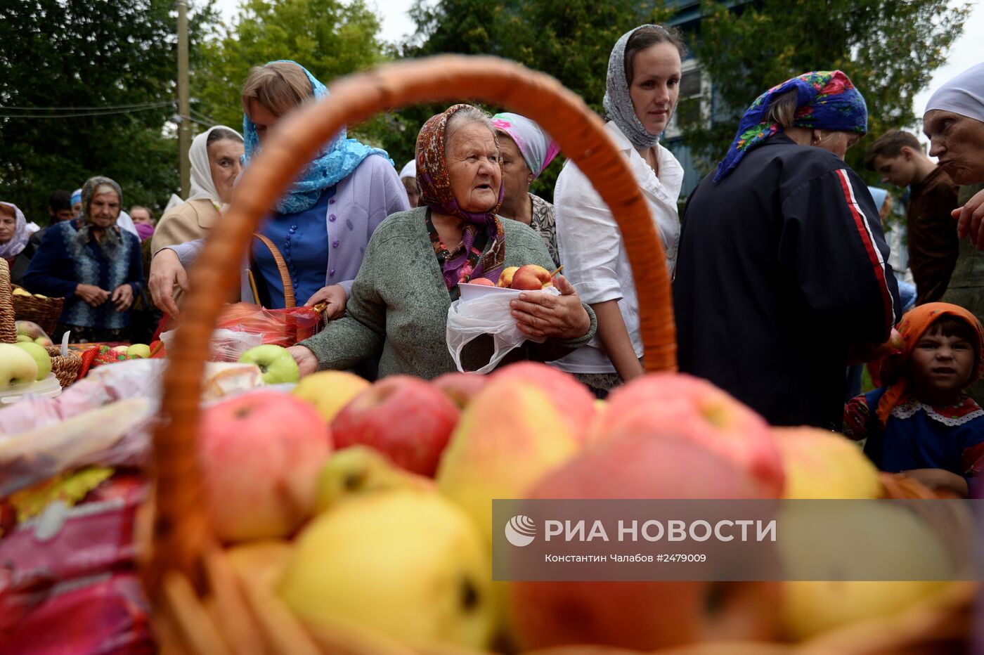 Празднование Яблочного Спаса в селе Бронница Новгородской области