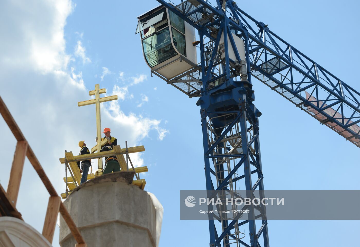 Подъем крестов на храм Преображения Господня в Москве