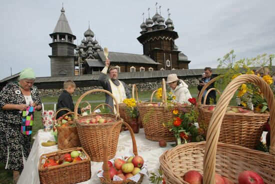 Православные христиане отмечают Яблочный Спас