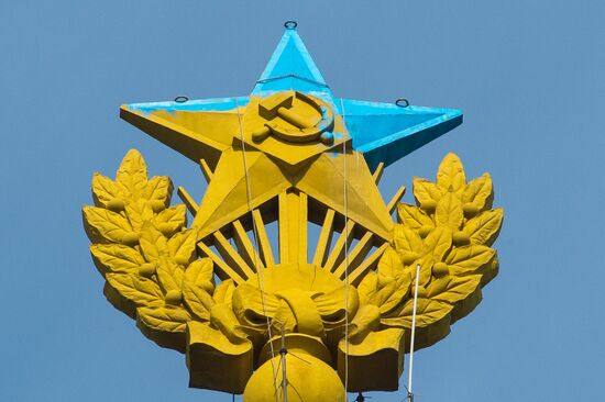 Неизвестные выкрасили шпиль высотки на Котельнической набережной в цвета украинского флага