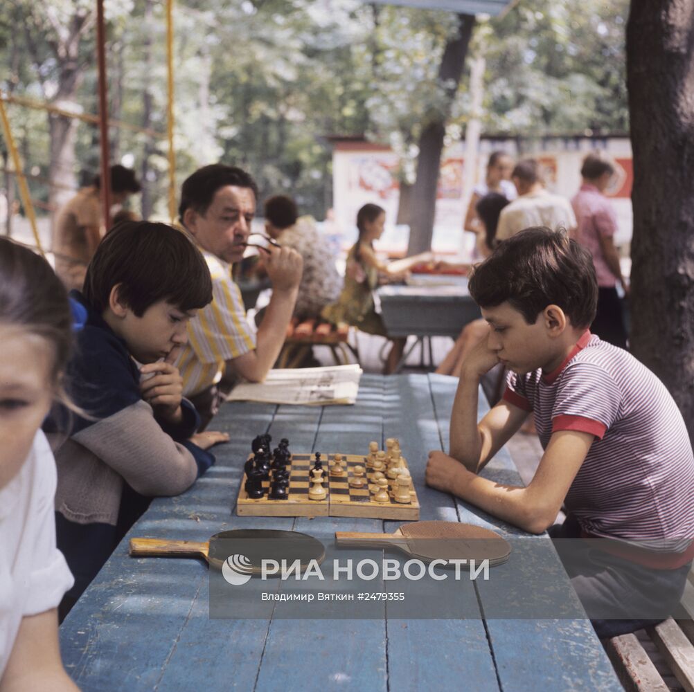 Дети за игрой в шахматы