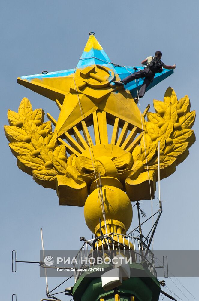 Неизвестные выкрасили шпиль высотки на Котельнической набережной в цвета украинского флага