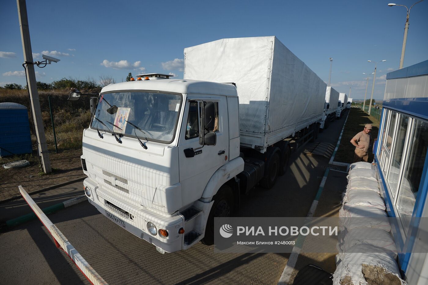 Конвой с гуманитарной помощью для жителей юго-востока Украины на КПП "Донецк"