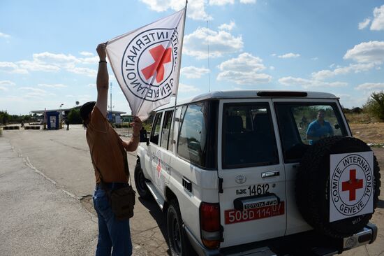 Конвой с гуманитарной помощью для жителей юго-востока Украины на КПП "Донецк"