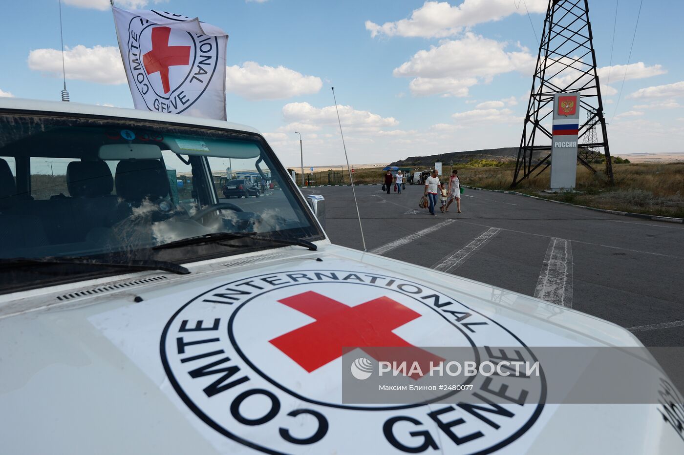 Конвой с гуманитарной помощью для жителей юго-востока Украины на КПП "Донецк"