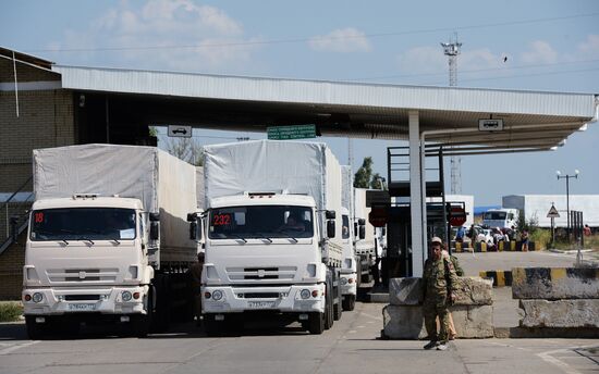 Колонна с гуманитарной помощью РФ выехала из украинского КПП "Изварино" в сторону Луганска