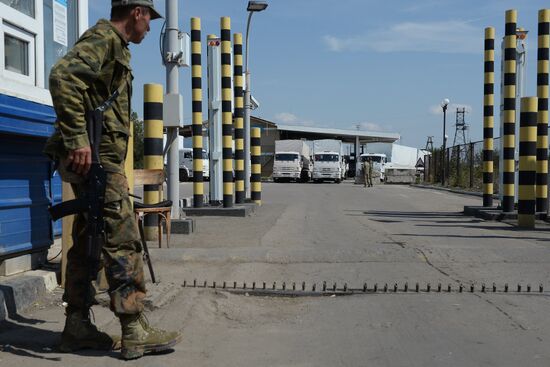 Колонна с гуманитарной помощью РФ выехала из украинского КПП "Изварино" в сторону Луганска