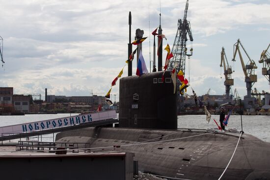 Церемония поднятия флага на дизель-электрической подводной лодке "Новороссийск"