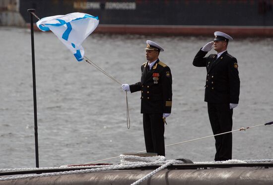 Церемония поднятия флага на дизель-электрической подводной лодке "Новороссийск"