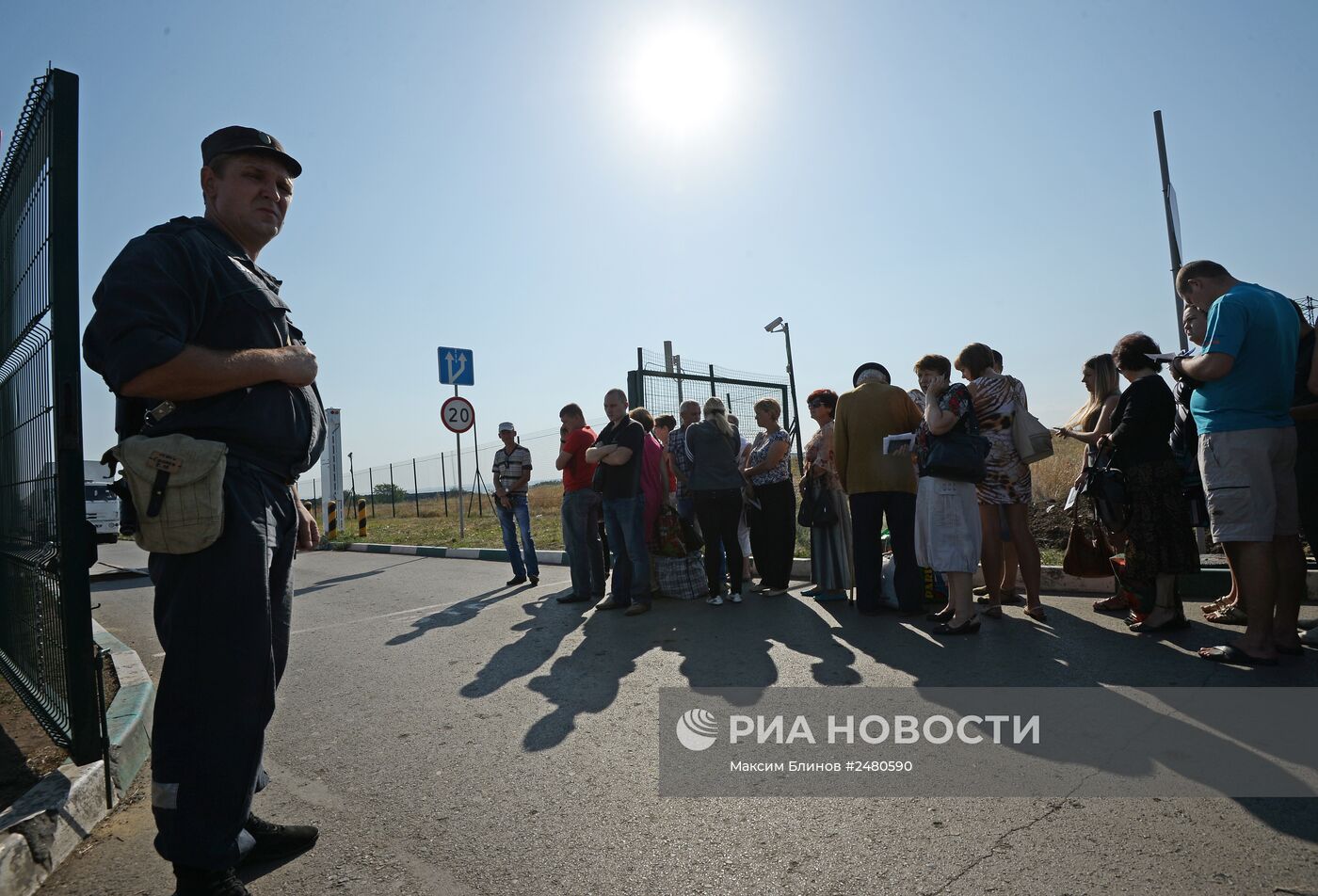 Жители юго-востока Украины на КПП "Донецк" в Ростовской области