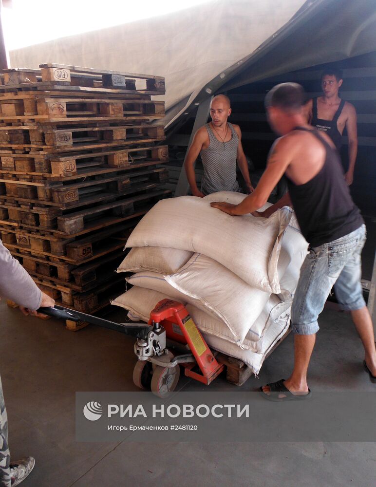Разгрузка гуманитарного груза РФ для юго-востока Украины в Луганске