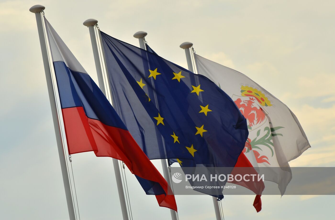 Флаги России, ЕС, Франции и герб Ниццы на набережной Ниццы