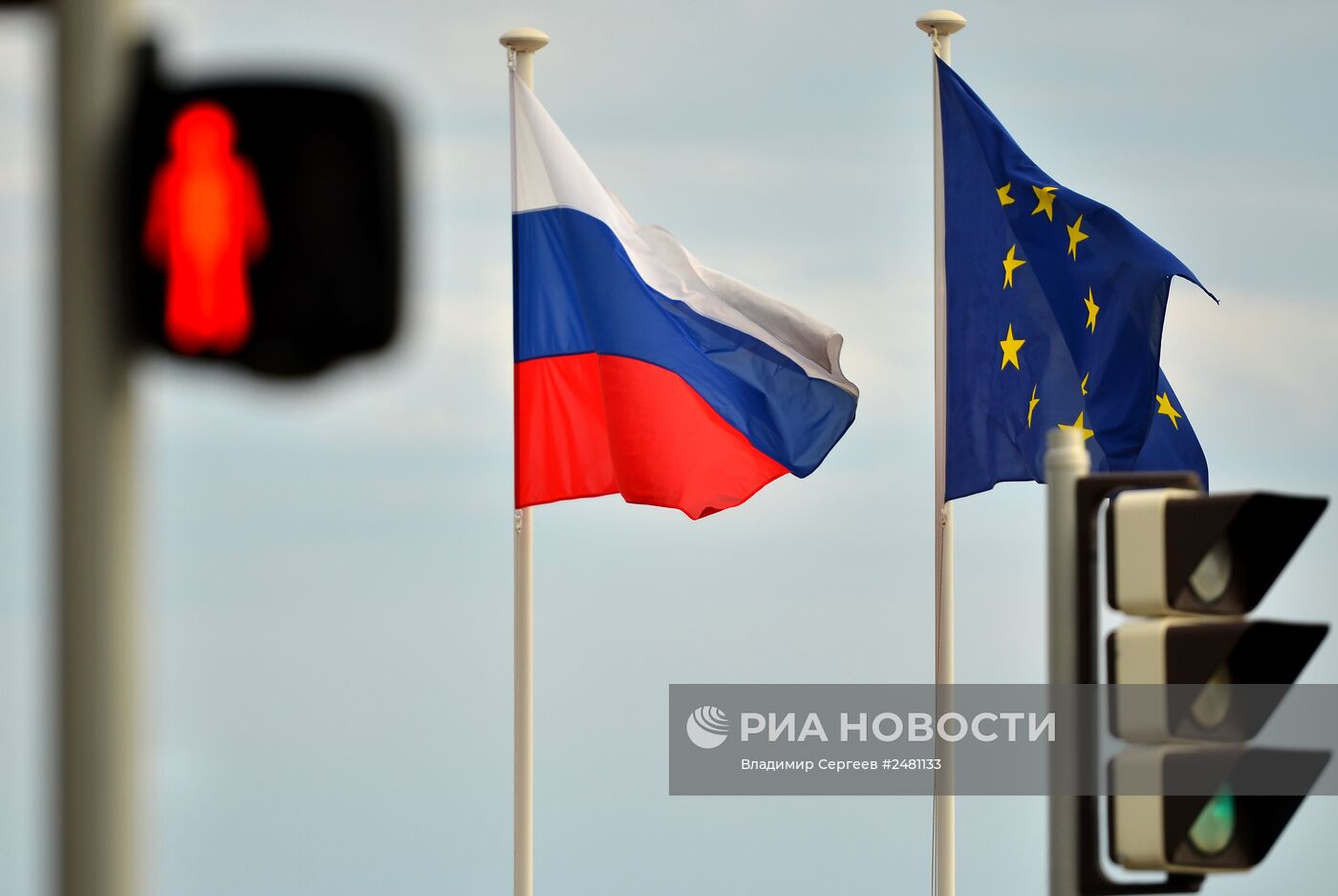 Флаги России, ЕС, Франции и герб Ниццы на набережной Ниццы