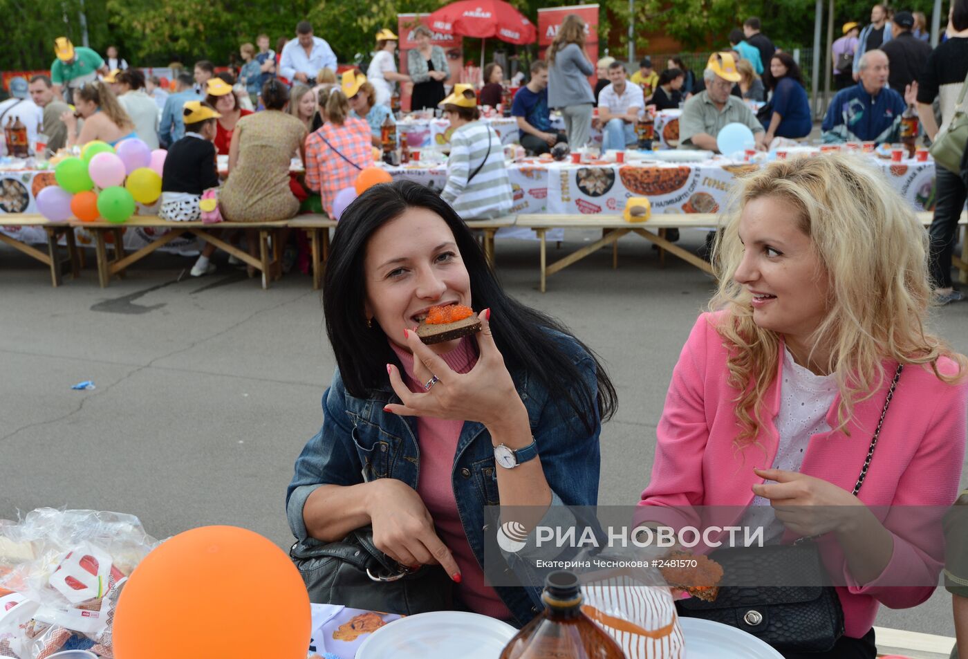Семейная акция "Всероссийское застолье" в рамках презентации фильма "Горько! 2"