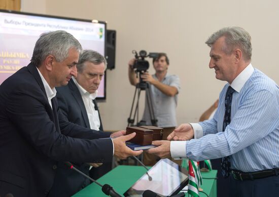 Рауль Хаджимба победил на президентских выборах в Абхазии