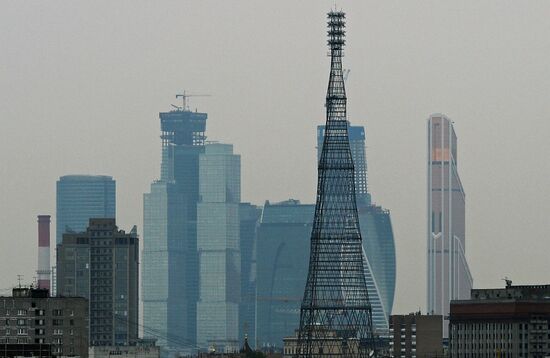 Вид на Шуховскую башню и ММДЦ "Москва-Сити"