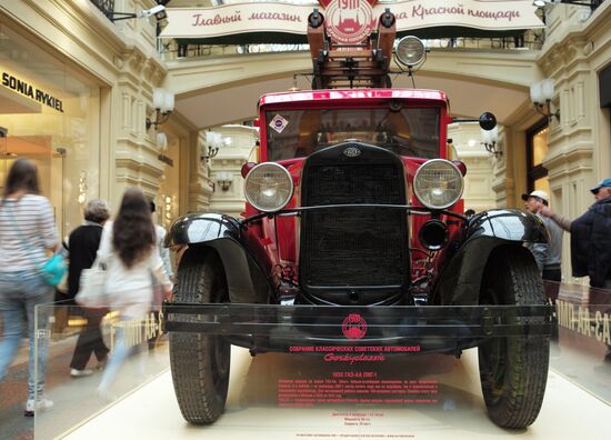Выставка классических советских автомобилей в ГУМе