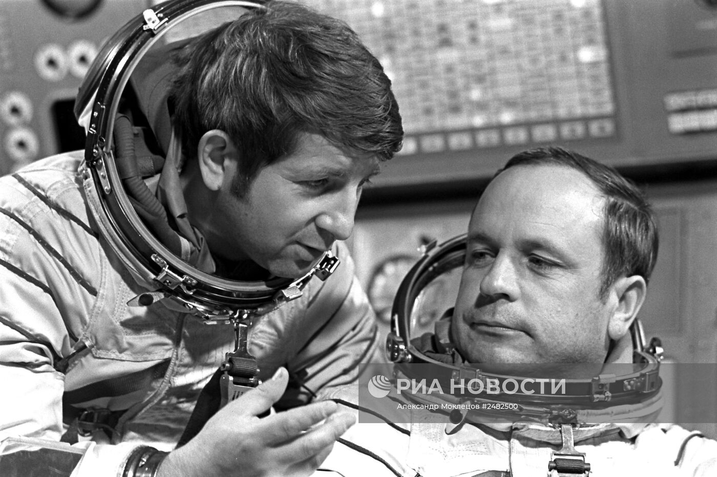 Космонавты Виктор Горбатко (справа) и Юрий Глазков