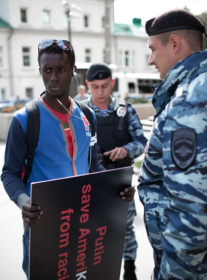 Одиночные пикеты "Союза африканских студентов" у посольства США в Москве