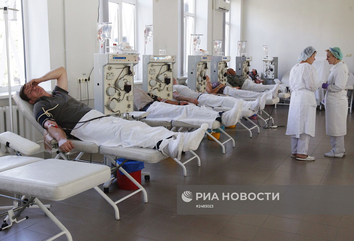 Сдача крови для пострадавших при обстрелах в Донецке