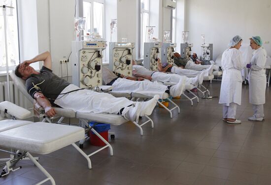Сдача крови для пострадавших при обстрелах в Донецке
