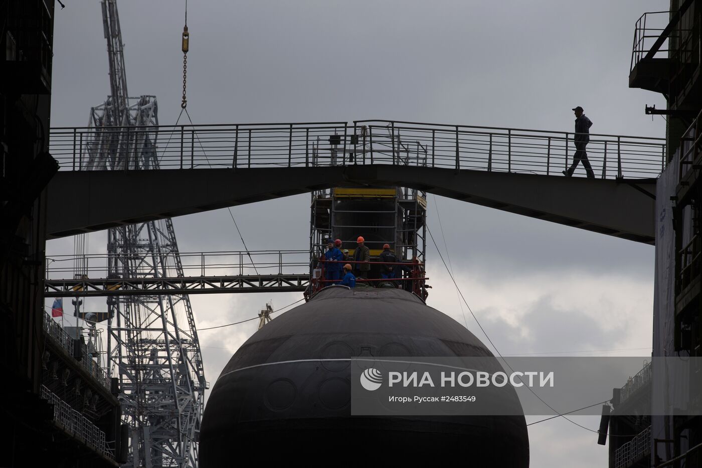 Спуск на воду дизель-электрической подводной лодки "Старый Оскол"