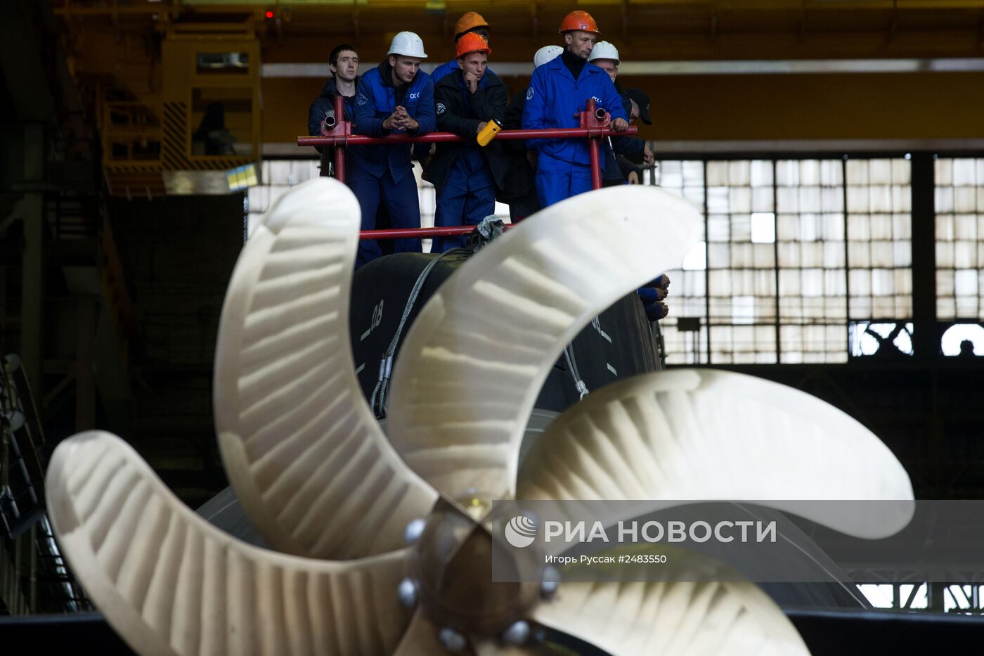 Спуск на воду дизель-электрической подводной лодки "Старый Оскол"