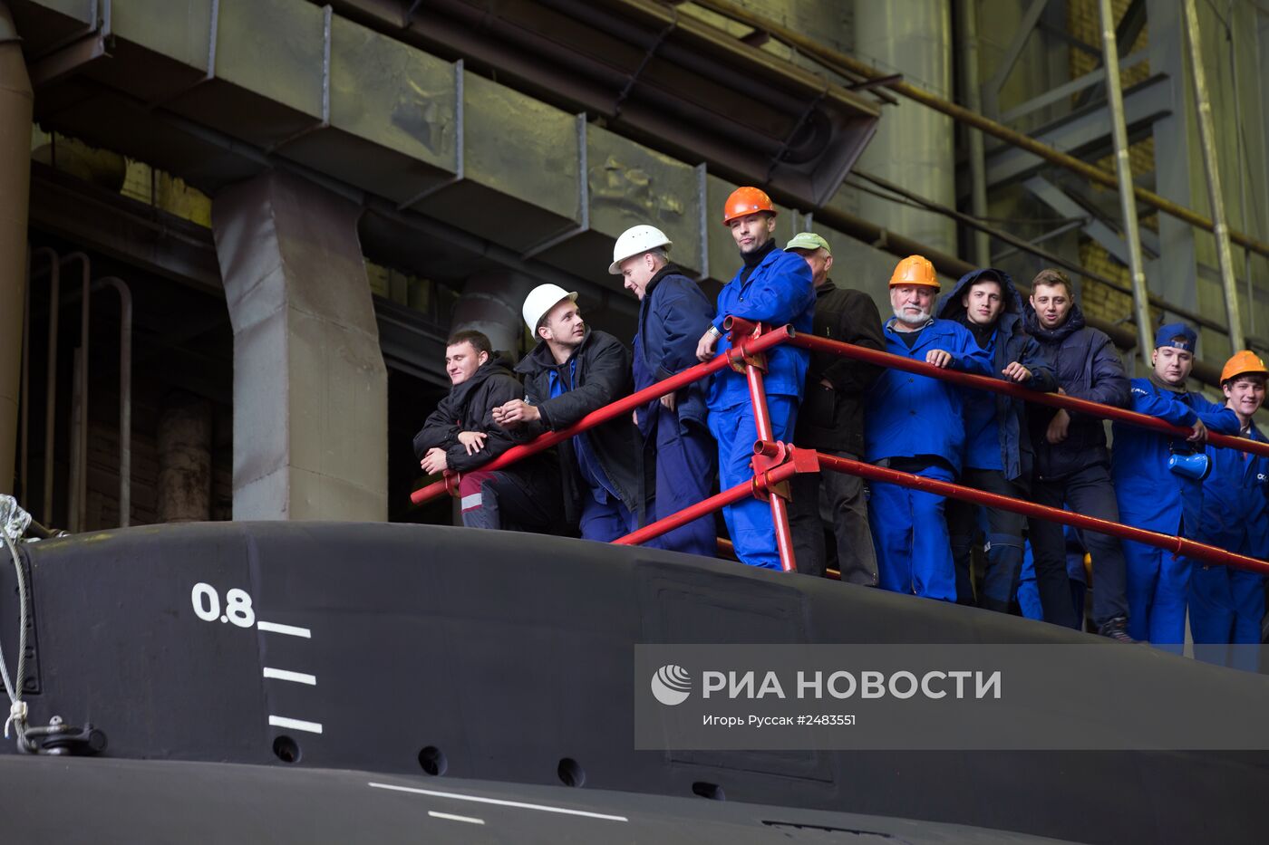 Спуск на воду дизель-электрической подводной лодки "Старый Оскол"