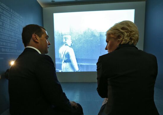 Д.Медведев посетил выставку "Взгляни в глаза войне"