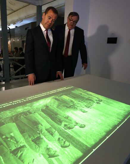 Д.Медведев посетил выставку "Взгляни в глаза войне"