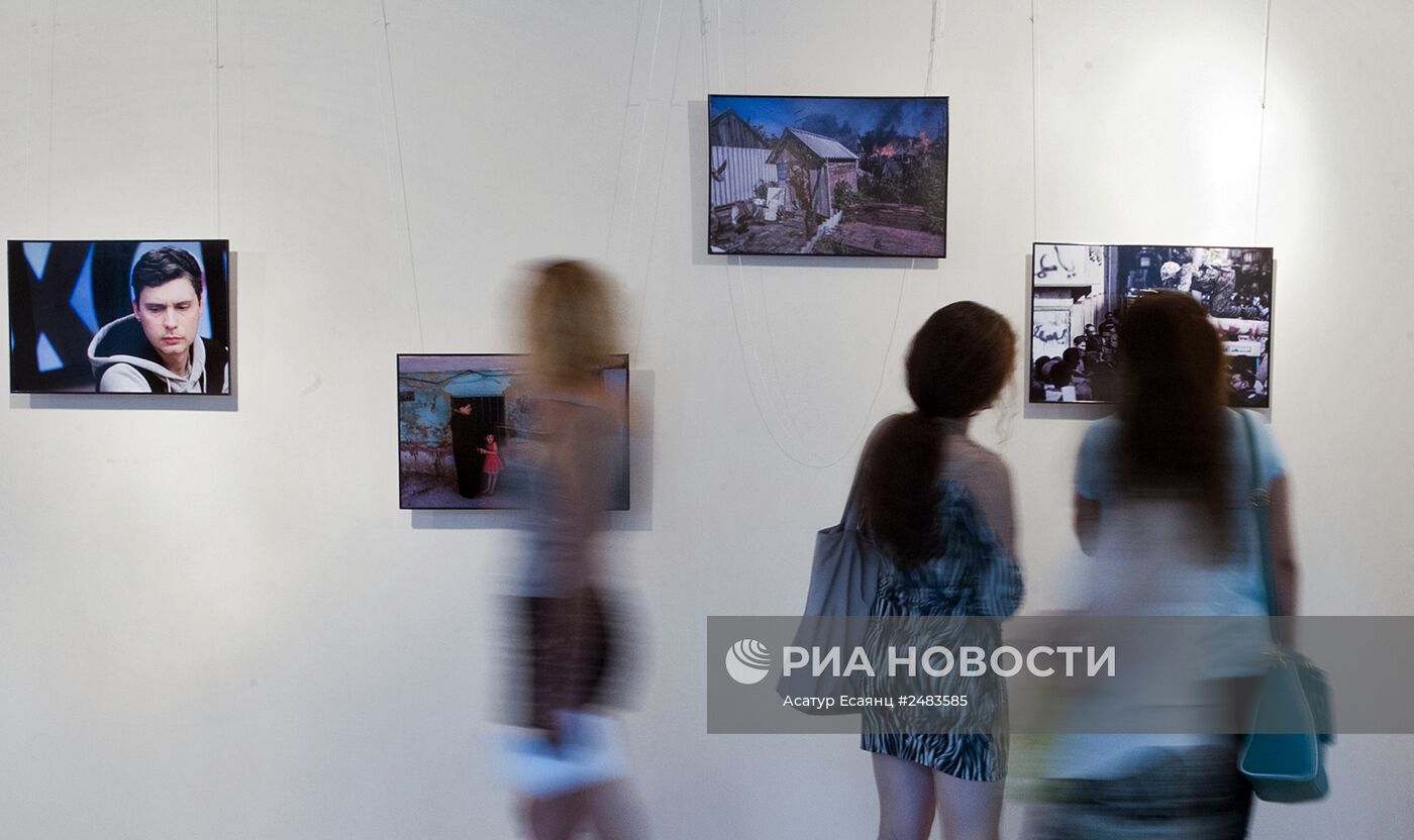 Фотовыставка в поддержку фотокорреспондента МИА "Россия Сегодня" Андрея Стенина