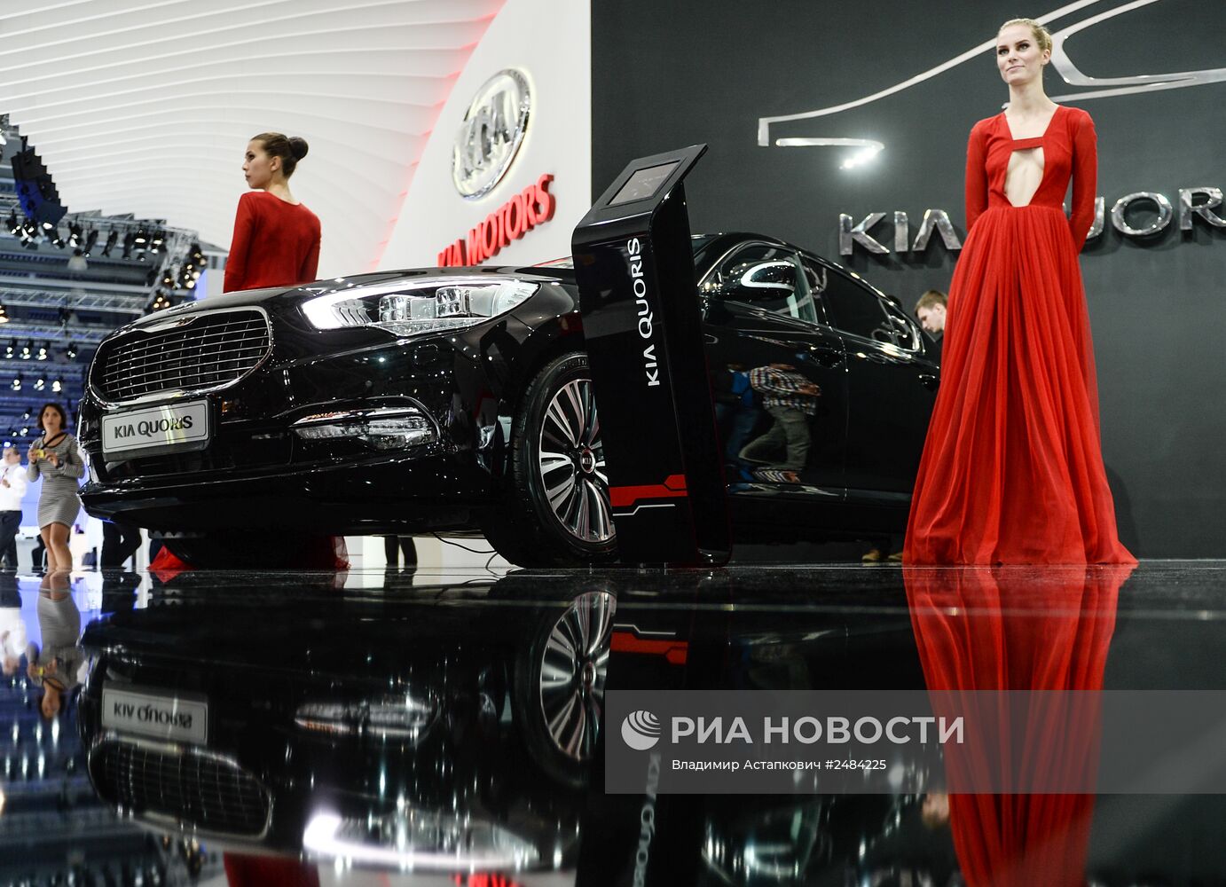 Московский международный автомобильный салон 2014 открылся для посетителей
