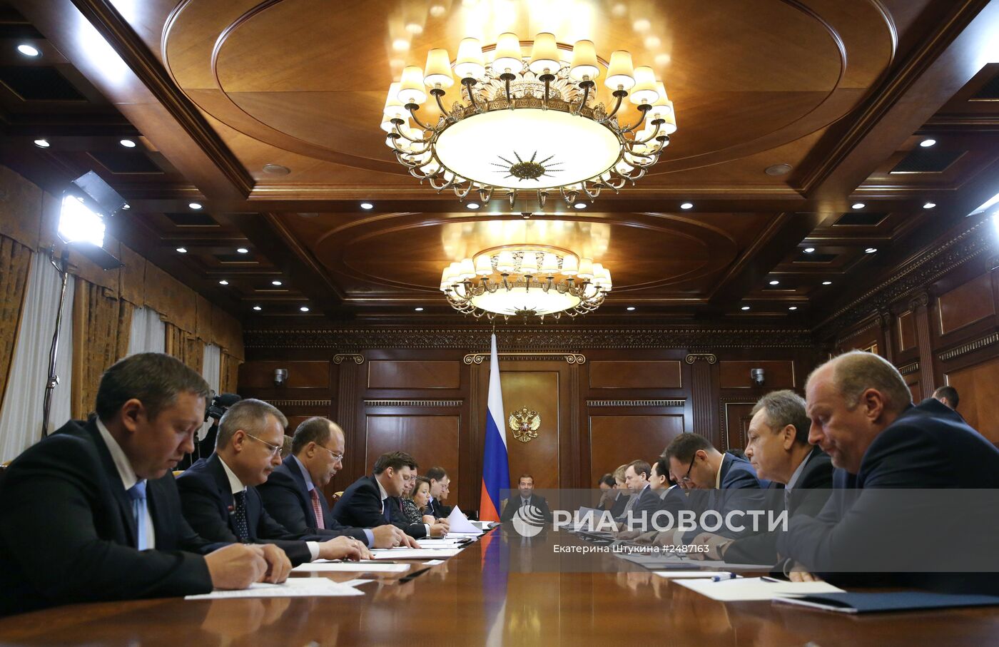 Д.Медведев проводит совещание по развитию выездного туризма