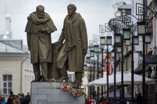 Открытие памятника основателям Московского Художественного театра К.С.Станиславскому и В.И.Немировичу-Данченко