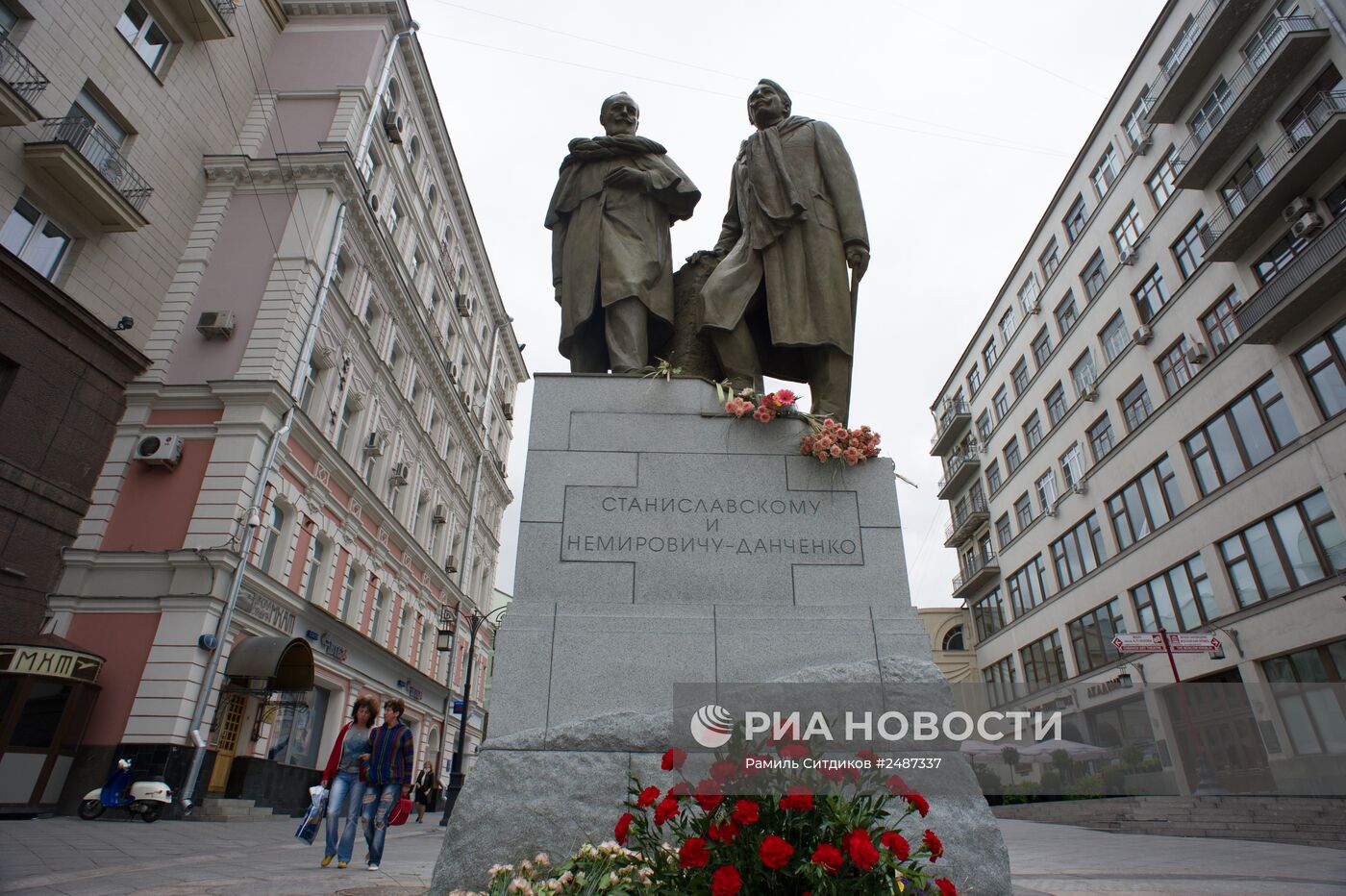 Открытие памятника основателям Московского Художественного театра К.С.Станиславскому и В.И.Немировичу-Данченко