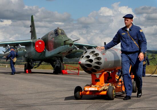 Штурмовик Су-25 впервые приземлился на шоссе на учениях