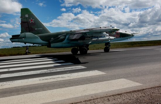 Штурмовик Су-25 впервые приземлился на шоссе на учениях