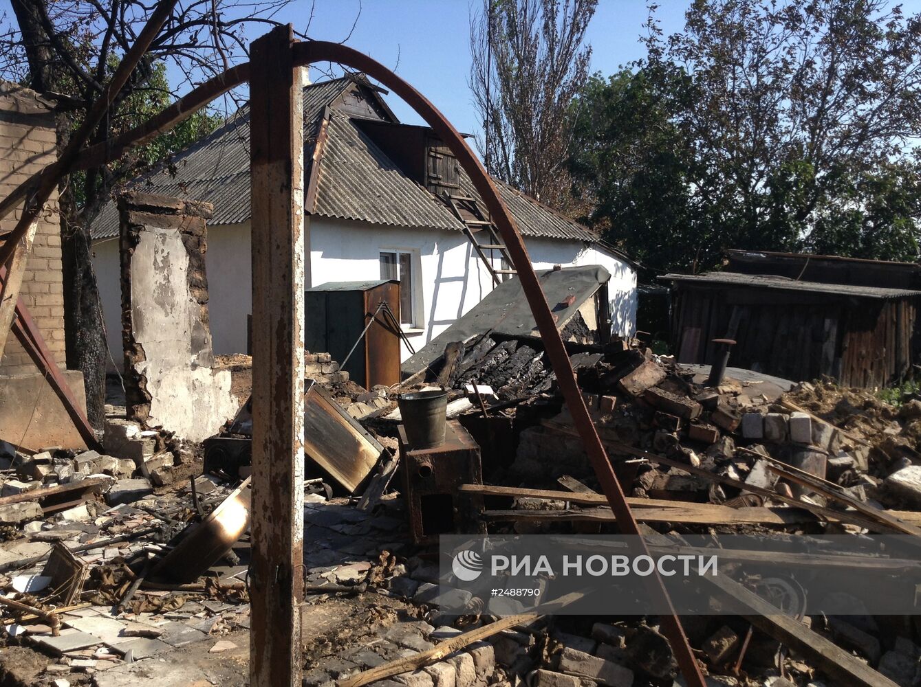 Разрушения после обстрела в городе Моспино Донецкой области
