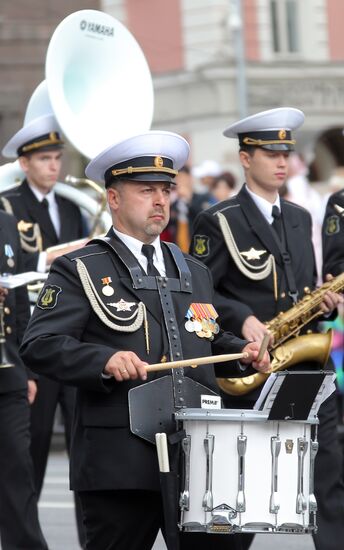 Дефиле военно-музыкальных коллективов в рамках фестиваля "Спасская башня"
