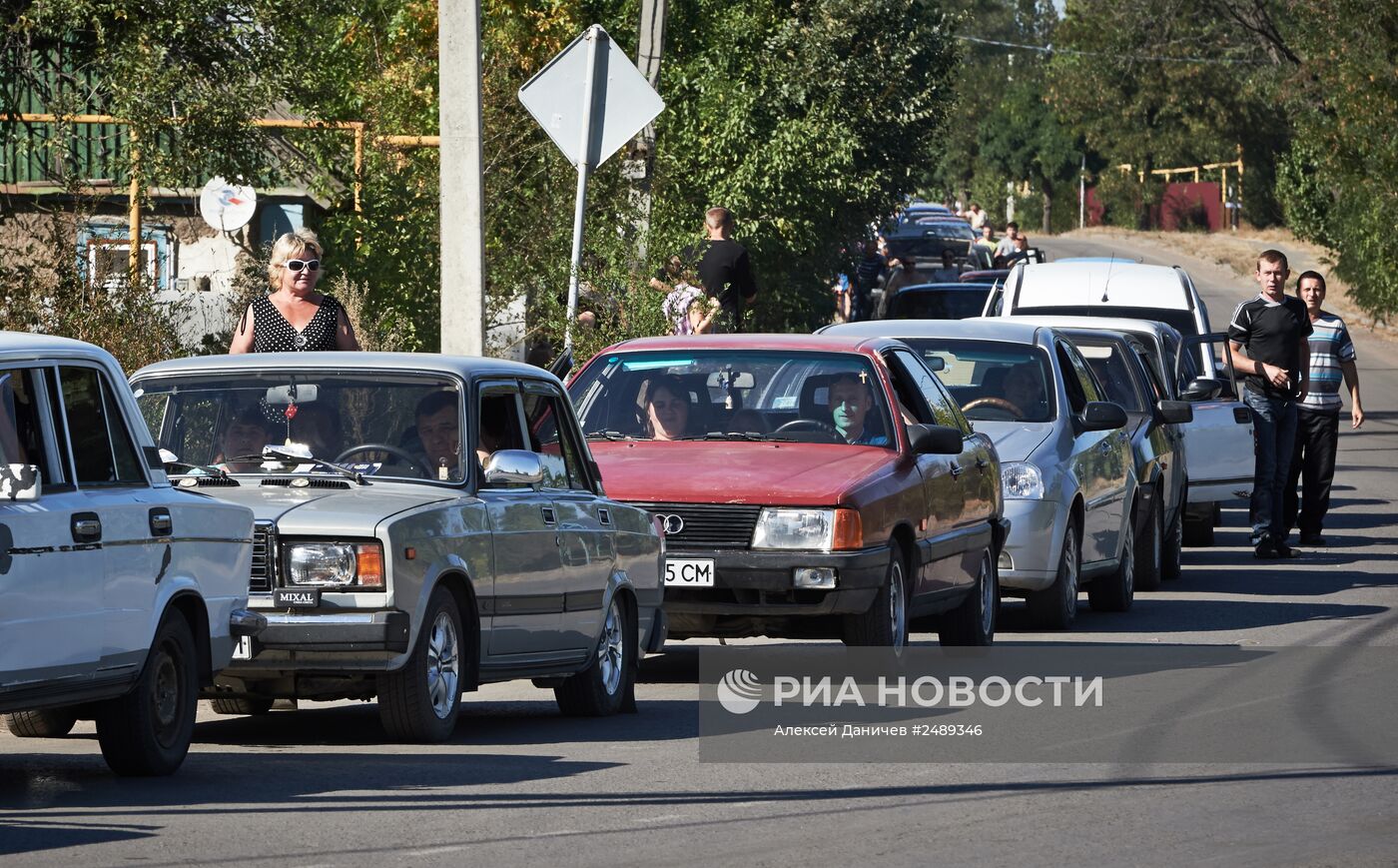 Число выезжающих на Украину машин на КПП "Донецк" значительно возросло