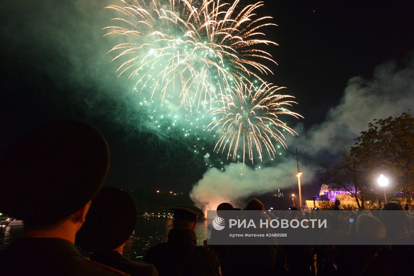 Праздничный салют в честь Дня города в Москве